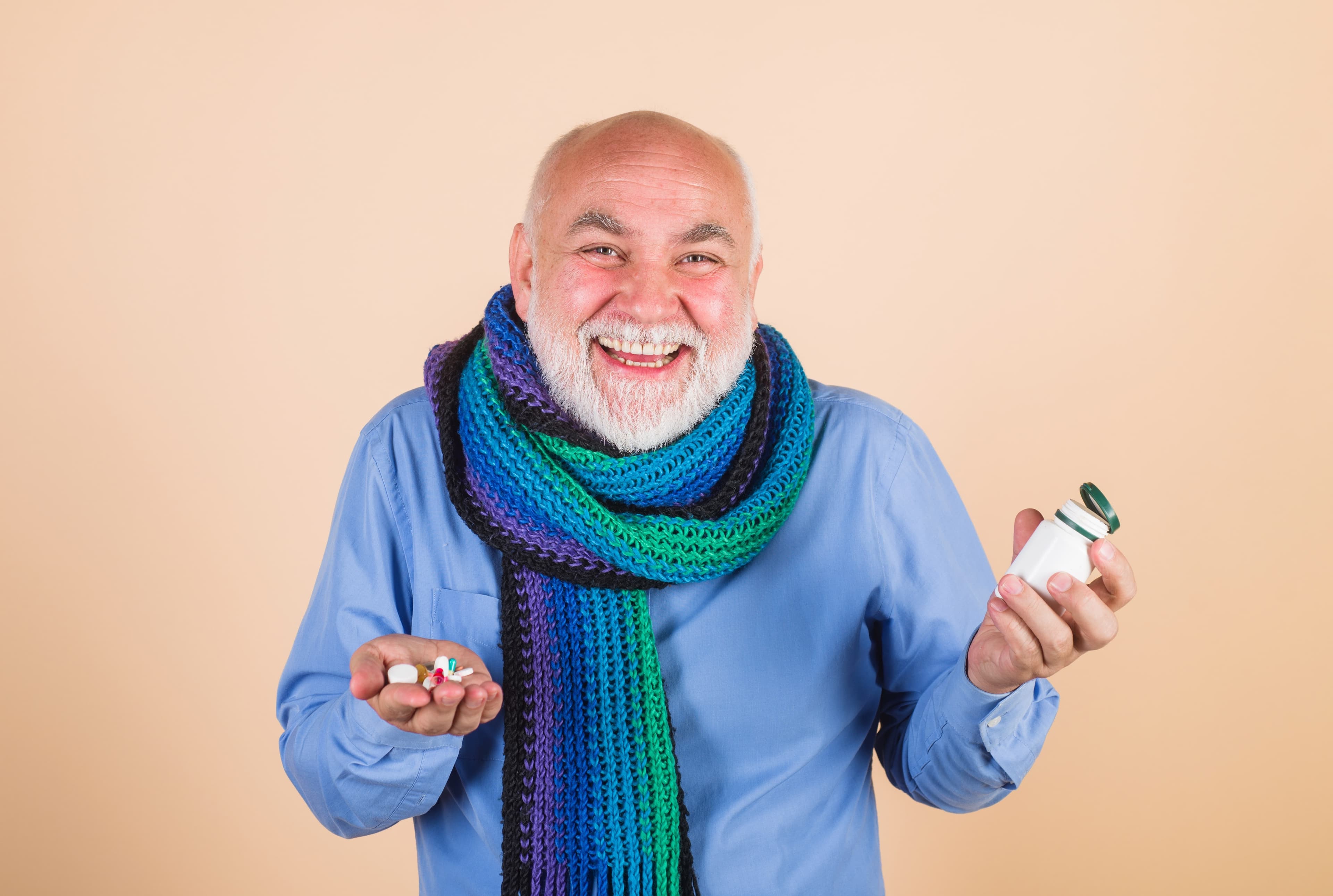 Ein älterer Mann mit Tabletten gegen erektile Dysfunktion.