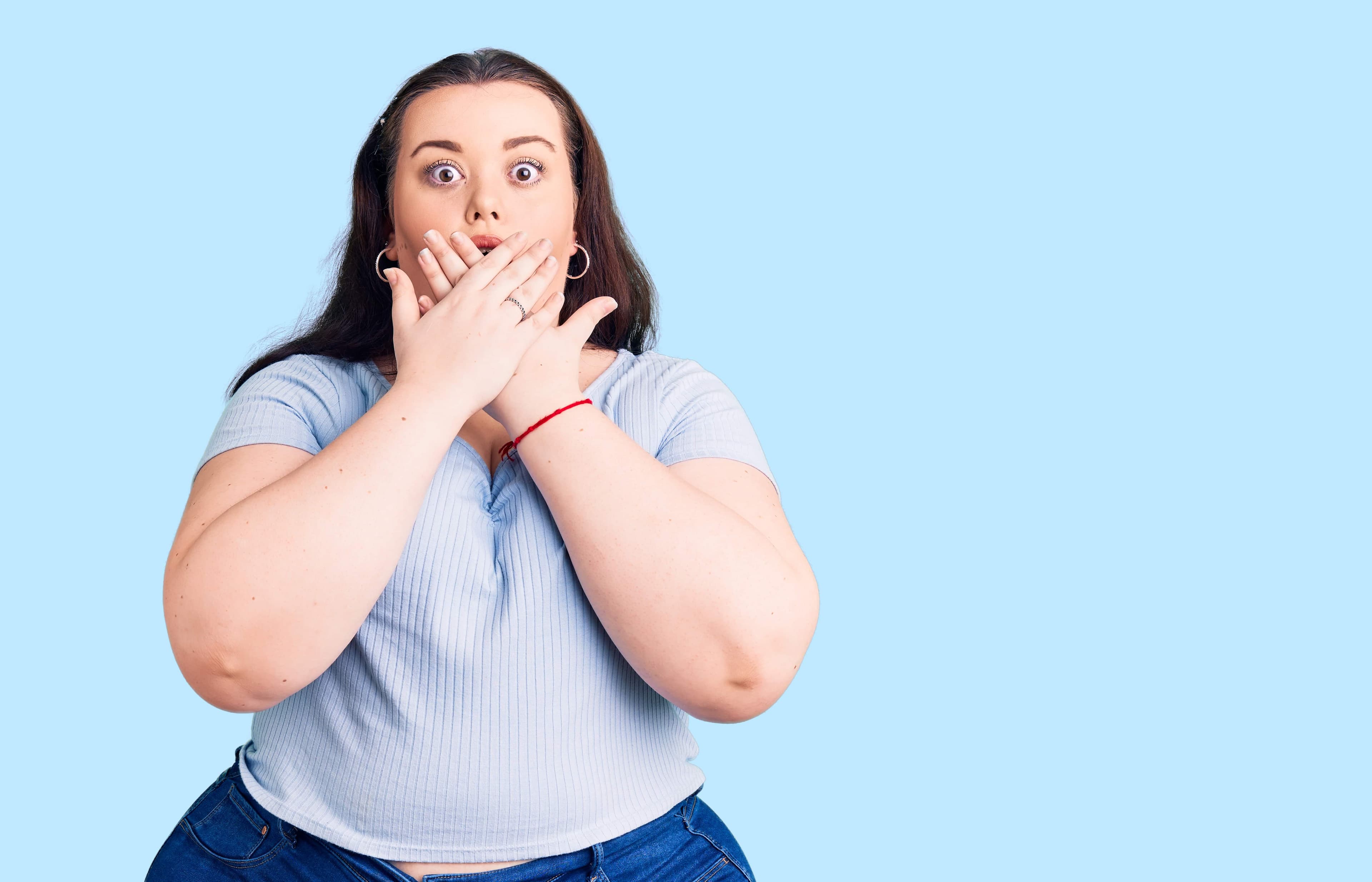 Eine übergewichtige Frau mit einem schockierten Gesichtsausdruck.